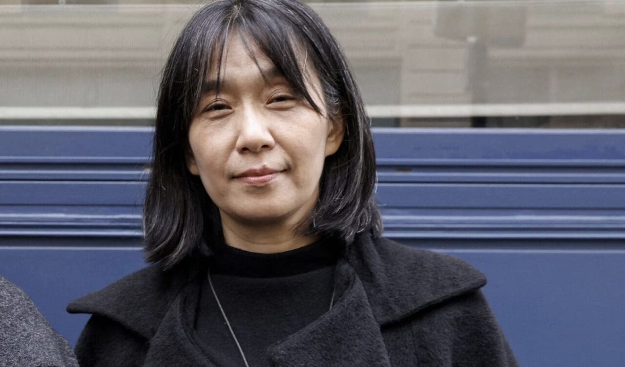 Consécration | Han Kang devient la première Sud-coréenne à remporter le prix Nobel de littérature Han Kang, qui écrit poèmes, nouvelles et romans en coréen, a été récompensée «pour sa prose poétique intense qui affronte les traumatismes historiques et expose la fragilité de la vie humaine», a expliqué le jury dans un communiqué. Parallèlement à l’écriture, elle s’est également consacrée à l’art et à la musique, ce qui se reflète dans l’ensemble de sa production littéraire.