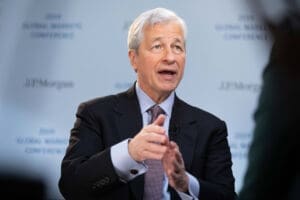 Ce montant spectaculaire équivaut quasiment au PIB de plusieurs pays africains. Sur les trois derniers mois de l’année 2024, le revenu net de JP Morgan, soit la différence entre ce que la banque gagne sur les prêts et ce qu’elle verse sur les dépôts, a grimpé de 11%, à 42,77 milliards de dollars, pour un profit net de 14 milliards, en progression de 50%.