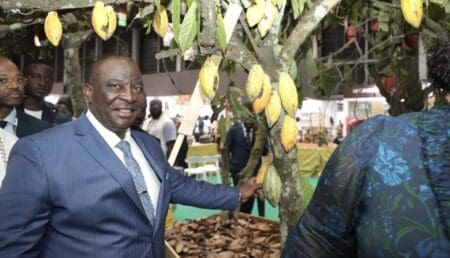 Cette année, les cours mondiaux du cacao ont dépassé toutes les prévisions, atteignant 10 000 dollars la tonne à New York, avec une hausse de 170 % à Londres pour les livraisons de septembre 2024. «Sur la terre battue de Soubré, c’est le prix fixé par le gouvernement qui compte », déclare un officiel. «Le marché mondial, c’est pour les grandes entreprises. Nous, ce qu’on veut, c’est un prix juste et stable», ajoute Koffi, un opérateur de la filière café-cacao, tout en saluant la décision gouvernementale, car “le mécanisme mis en place par le gouvernement nous protège.”