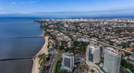 L'ancienne colonie portugaise, indépendante depuis 1975, a été déchirée de 1976 à 1992 par une guerre civile entre le Front de libération du Mozambique (Frelimo, marxiste) et la Résistance nationale du Mozambique (Renamo), soutenue notamment par le régime d'apartheid d'Afrique du Sud d’alors.