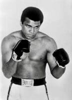 Muhammad Ali est l'un des athlètes et des humanitaires les plus influents du XXe siècle et a créé certains des moments les plus légendaires de l'histoire du sport et des droits civiques. Plus de 60 ans après avoir remporté la médaille d'or de boxe aux Jeux olympiques de Rome en 1960, l'héritage d'Ali s'étend au-delà du ring et il continue d'être largement reconnu comme l'une des icônes les plus célébrées et les plus aimées de tous les temps.