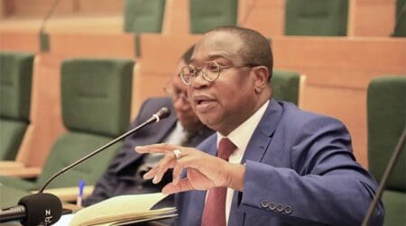 «Parmi les victimes qui seront indemnisées figurent des agriculteurs étrangers originaires de Belgique, d'Allemagne et d'autres pays, ainsi que 400 Zimbabwéens noirs», a-t-il précisé. Cette décision s’inscrit dans le cadre d'une série de mesures visant à réanimer le secteur agricole du pays et à contribuer à la relance de l’économie. Elle ne concerne pas cependant plus de 4000 fermiers blancs zimbabwéens expropriés, qui devraient être dédommagés à hauteur d’environ 3,5 milliards de dollars, dans le cadre d’un processus d’indemnisation distinct.