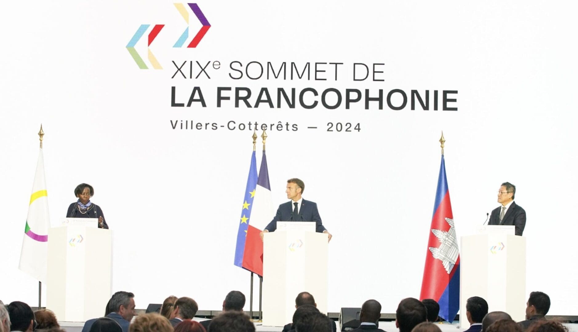 Du XIXe Sommet de la Francophonie de Villers-Cotterêts-Paris | Les enjeux de la francophonie À l’initiative de la Fédération internationale des professeurs de français (FIPF) et de plusieurs organisations de l’écosystème éducationnel francophone dont l’Agence Universitaire de la Francophonie (AUF), le 21 novembre prochain sera célébré la Journée Internationale des Professeurs de Français, cette journée a pour objectif de valoriser le métier d’enseignant du français. D’autre part, la démographie des pays francophones, devrait dépasser les 700 millions d'ici 2050, or, les systèmes éducatifs de plusieurs pays stagnent, ce qui pourrait modifier les projections à long terme. "Ce sera le plus gros enjeu par rapport aux perspectives du français dans les décennies à venir." précise Richard Marcoux, Directeur de l’Observatoire démographique et statistique de l’espace francophone au Québec.