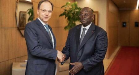 Côte d’Ivoire |Un chèque imminent de 825 millions de dollars du FMI Dans un communiqué publié jeudi 10 octobre, le FMI a annoncé avoir conclu un accord avec les autorités ivoiriennes, à l'issue d'une revue des programmes soutenus par le Mécanisme élargi de crédit (MEC) et la Facilité élargie de crédit (FEC), ainsi que des réformes climatiques financées par la Facilité pour la résilience et la durabilité (FRD).