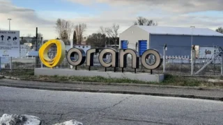 L’industriel français Orano a annoncé mercredi 23 octobre la suspension de sa production d’uranium à compter de la fin du mois d’octobre. La société explique cette décision par « l’aggravation des difficultés financières de la Somaïr », sa filiale locale dédiée à l’exploitation de la seule mine d’uranium au Niger.