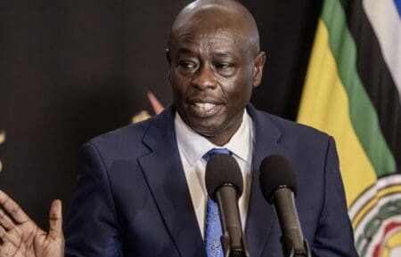 Kenya | Turbulences au sommet de l’Etat Rigathi Gachagua doit faire face à plusieurs chefs d'accusation très graves, allant de la corruption, d'abus de pouvoir jusqu’aux violations flagrantes de la Constitution et aux crimes économiques. Il est également accusé d’avoir fomenté la division ethnique. Autant dire que la barque est bien chargée. Tout en rejetant ces accusations, le vice-président affirme que « sa destitution est une manœuvre politique » liée à ses désaccords avec le chef de l’Etat, William Ruto. Il conteste avec véhémence le processus de destitution, qu'il juge entaché d'«irrégularités ».