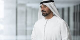 En 2023, le transport aérien de Dubaï, composé du Groupe Emirates, de Dubai Airports (y compris les aéroports internationaux de Dubaï et de Dubai World Central - Al Maktoum) et d'autres entités du secteur aérien, aurait contribué à hauteur de 137 milliards d'AED (37,3 milliards de dollarsaméricains) en valeur ajoutée brute (VAB), soit 27 % du PIB de Dubaï. Ce chiffre comprend l'impact économique direct de 94 milliards d'AED et l'impact catalytique du tourisme facilité par l’industrie aérienne, qui s'élève à 43 milliards d'AED. Ces chiffres devraient augmenter régulièrement portés par les activités aériennes d’Emirates et de Dubai Airports qui contribueront à hauteur de 196 milliards d'AED, soit 32 % du PIB de Dubaï d'ici 2030 (aux prix de 2023).