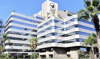 La Banque Populaire, en collaboration avec Mastercard, a lancé la carte Mastercard Platinum, une solution de paiement Premium qui répondra aux besoins spécifiques de sa clientèle premium au Maroc. «Cette initiative stratégique représente une avancée significative dans l'offre bancaire de la Banque Populaire. Grâce à cette collaboration, cette nouvelle carte allie les standards et avantages de Mastercard, reconnus mondialement, avec l'accès à la plateforme Priceless,» indique le communiqué de la Banque Populaire.