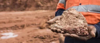 Selon un rapport de l’International Aluminium Institute relayé par notre confrère Ecofin, la demande mondiale de l’aluminium augmentera de 40 % d’ici 2030, et il faudra produire 33,3 millions de tonnes supplémentaires du métal pour répondre à la boulimie provenant des secteurs de transports, de la construction, de l’emballage et de l’électricité. Au moins deux tiers de cette croissance devrait provenir de la Chine. Cette éclaircie prévue par Goldman Sachs coïncide avec une remontée des cours de l’alumine de plus de 20% depuis début octobre, ils se rapprochent de son record de 707,75 dollars établi en 2018. L’alumine est en effet le produit dérivé de la bauxite utilisé pour produire l’aluminium.