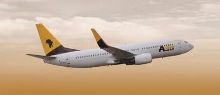 Dernièrement, lors d’une réunion des responsables des aviations civiles des Etats membres, 11 pays si on enlève les quatre en froid avec l’Organisation, ont mis le prix des billets d’avion à l’intérieur du territoire couvert par les Etats au centre de leurs débats. Et c’est bien normal si on compare les tarifs pratiqués à ceux de l’Europe. En voici quelques exemples pris sur le trajet le plus direct avec un aller le 10 décembre et un retour le 17 décembre 2024 en classe économique : Bamako/Lomé : 4h30 de vol aller-retour pour 891 euros avec la compagnie Asky – Accra/Douala : 8h20 de trajet car il y a une escale au tarif de 1.194 euros toujours avec Asky – Abidjan/Dakar : 5h25 de vol au prix de 525 euros avec Kenya Airways. Et par comparaison sur les routes européennes Paris/Rome : 4h25 de vol au prix de 66 euros avec Ryanair ou Paris/Athènes en 6h50 aller-retour pour un prix de 176 euros avec Transavia ou Londres/Athènes : 7h50 de temps de vol pour 114 euros en prenant EasyJet. J’ai choisi des distances orthodromiques comparables. Les écarts existent également sur des routes identiques selon que l’on voyage dans le sens sud/nord ou l’inverse. Exemples toujours pris aux mêmes dates et en classe économique : Abidjan/Paris au prix de 1.208 euros mais Paris/Abidjan à 993 euros avec le même transporteur, Air France, ou Accra/Londres à 1.466 euros et Londres/Accra pour 1.216 euros voyage effectué avec British Airways.