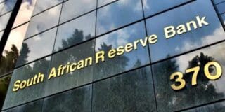 Afrique du Sud | La banque centrale abaisse son taux directeur à 7,75% Il s'agit de la deuxième baisse consécutive du taux directeur annoncée par le gouverneur de la Banque de réserve, Lesetja Kganyago, à l'issue d'une réunion du Comité de politique monétaire (MPC) de la banque. «Le comité a convenu que la réduction du niveau de restriction de la politique monétaire est toujours compatible avec la réalisation de l’objectif d’inflation», a déclaré M. Kganyago lors d’une conférence de presse.