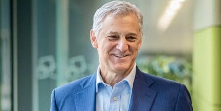 Dans un communiqué, Standard Chartered a précisé que ces cessions seraient les premières d'une série, car son objectif est de doubler les investissements sur le segment de gestion de patrimoine, tout en diminuant ses activités de banque de détail. «Nous évaluons en permanence l'efficacité de notre modèle commercial et prenons régulièrement des mesures d’ajustement pour concentrer nos ressources sur la proposition client où nous avons les meilleurs avantages concurrentiels», précise la banque dans un communiqué.