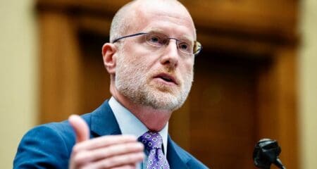Brendan Carr est soutenu par Elon Musk à la tâche que lui assigne le 47e Président des États Unis. C'est «un guerrier de la liberté d'expression», a affirmé Donald Trump dimanche, dans le communiqué annonçant cette nomination. Brendan Carr a sans tarder réagi sur X : «nous devons démanteler le cartel de la censure», imposé selon lui par les géants de la tech que sont Facebook, Google, Apple ou encore Microsoft, «et restaurer le droit à la liberté d'expression des Américains.»