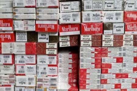 Dans le domaine du tabagisme aussi, l’Afrique est tristement à part. Alors que la tendance mondiale est à la baisse, l’Organisation mondiale de la Santé (OMS) prévoit une augmentation tendancielle du nombre de fumeurs sur le continent. Avec une population jeune de plus en plus nombreuse, le marché africain reste stratégique pour les cigarettiers, alors que les mesures de lutte contre le tabagisme ne s’y mettent en place qu’au compte-gouttes.