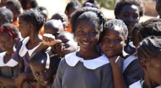 « Notre analyse révèle l’énorme potentiel économique qui est en jeu. Lorsque nous investissons dans la santé, l’éducation et les perspectives économiques des adolescentes, nous façonnons non seulement leur avenir, mais aussi la trajectoire de communautés et d’économies entières », souligne Kehinde Ajayi, Senior Fellow et directrice du programme d’égalité des sexes et d’inclusion du Global Development, coéditrice du rapport.
