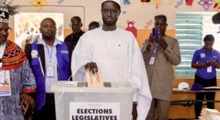 Sénégal | Élections législatives : un raz de marée pour le PASTEF ! L’électeur place la barre de l’exigence très haut Les électeurs, aux attentes fortes face au chômage et la cherté de la vie, font entendre que le moment est venu de mettre en oeuvre la promesse de transformer le Sénégal. Un chantier colossal ! La nouvelle Assemblée nationale, où le Pastef pourrait détenir les trois quarts des sièges selon les projections de divers médias, devrait siéger très vite après la validation des résultats des législatives, attendue.