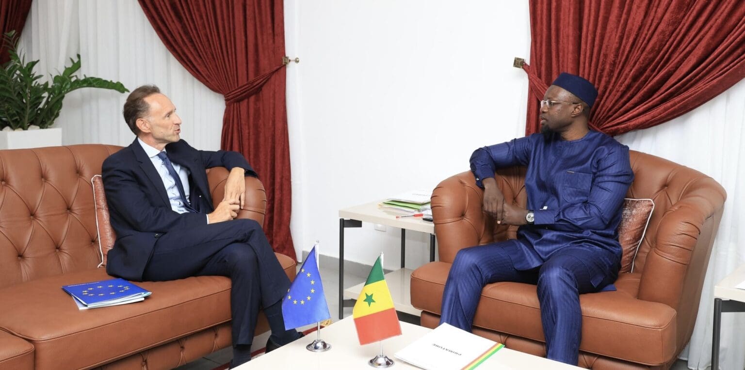 C’est l’ambassadeur de l’UE à Dakar, Jean-Marc Pisani qui a révélé l’information mardi 12 novembre relayant un communiqué de la Commission européenne. Pour justifier sa décision, Bruxelles met en avant sa politique de «tolérance zéro» appliquée vis-à-vis des pratiques de pêche illicite, non déclarée et non réglementée tout en insistant sur le peu d’efforts fournis par le Sénégal pour lutter contre ce phénomène malgré les échanges de plusieurs années entre les deux parties sur cette question. Le Sénégal avait déjà reçu le 27 mai dernier un avertissement de la Commission européenne qui déclarait alors que des exportations illégales vers le marché européen ont été détectées.