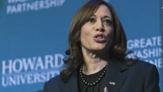 Etats-Unis | Howard, l’université où Harris passera la soirée électorale C'est là que Kamala Harris est venue mi-août s'entraîner pour son débat face à Donald Trump, disant à l'occasion à des étudiants : un jour, "vous pourrez être candidat pour la présidence des Etats-Unis." De grandes figures y ont étudié, comme l'autrice et prix Nobel de littérature Toni Morrison. C'est aussi à Howard qu'a été formé Thurgood Marshall, grand avocat du mouvement pour les droits civiques dans les années 1950 et premier afro-américain nommé à la Cour suprême.