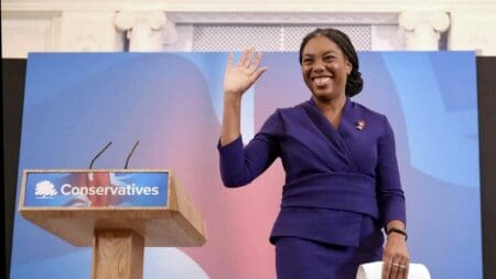 Kemi Badenoch, 44 ans, a été désignée samedi 2 novembre nouvelle cheffe du parti conservateur britannique, désormais dans l’opposition, pour succéder à l’ancien premier ministre Rishi Sunak à l’issue d’une campagne dominée par le sujet de l’immigration.