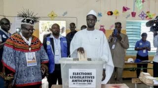 Sénégal | Élections législatives : «large victoire» pour le parti présidentiel Le Pastef arrive en tête dans une grande majorité des centres de vote dont les médias ont annoncé les résultats provisoires au fur et à mesure de leur affichage. Deux des principales têtes de liste de l'opposition, le maire de Dakar Barthélémy Dias et le deuxième de la présidentielle de 2024 Amadou Ba, ainsi que d'autres adversaires du Pastef ont félicité ce dernier. Le Pastef a battu MM. Dias et Ba dans leur bureau de vote, selon les résultats partiels. Le chef du gouvernement Ousmane Sonko l'emporte largement dans son bureau à Ziguinchor (sud), indiquent ces résultats. Aucun incident significatif n'a été rapporté. La coalition Takku Wallu Sénégal de l'ancien Président Macky Sall a cependant dénoncé dans un communiqué une «fraude massive organisée par le Pastef.»