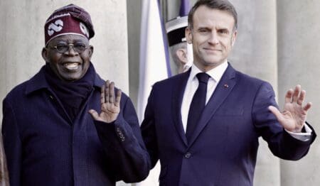 Visite d’Etat | L’économie au cœur d’un rare déplacement d’un Président du Nigeria en France Pays le plus peuplé d'Afrique (227 millions d'habitants, et 410 millions attendus en 2050, selon l'ONU), le Nigeria était l'an dernier le premier partenaire commercial de la France en Afrique subsaharienne, selon les douanes françaises. C'est pour "développer de nouveaux partenariats entre les acteurs économiques des deux pays" que M. Tinubu et le Président français Emmanuel Macron coprésideront jeudi à Paris un "Conseil d'affaires franco-nigérian" réunissant des patrons des deux pays, selon la présidence française. "Nous avons une politique de porte ouverte et nous voulons que vos investisseurs en profitent", expliquait récemment le chef d'Etat nigérian. De "gros contrats" sont espérés dans la foulée de cette réunion, selon une source diplomatique à Paris.