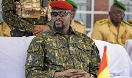 Si ce chronogramme révélé par le groupe chinois est tenu, il aura donc fallu moins de cinq ans au Président Mamadi Doumbouya, pour obtenir gain de cause dans ce dossier. Arrivé à la tête de la Guinée en septembre 2021, à la faveur d’un putsch, le Général a fait de Simandou la priorité des priorités en matière économique. Quelques mois après son arrivée au pouvoir, le chef de l’Etat guinéen a d’abord ordonné la suspension de toutes les activités liées au développement de Simandou, afin d’aboutir ensuite à un accord-cadre historique pour le projet fin mars 2022.