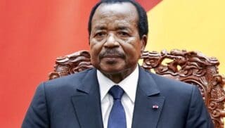 Cameroun | L’agence Fitch redoute une nouvelle candidature de Biya Pour justifier sa réserve, l'agence indique que le Cameroun pourrait ne pas obtenir les 200 millions de dollars attendus de la Banque mondiale à cause de retards dans la mise en œuvre des réformes structurelles. Pourtant, cet argent est bien inscrit dans l’exercice budgétaire en cours. Le non-décaissement de ce crédit par la Banque mondiale pourrait amener le gouvernement camerounais à puiser dans d'autres gisements de recettes, quitte à exacerber les tensions de trésorerie.