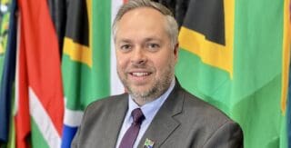 La validité du ZEP devait normalement expirer ce vendredi, mais ses détenteurs affirment qu'il leur sera impossible de respecter la date limite pour demander une nouvelle exemption d'un an, en raison des retards dans le traitement des demandes au ministère sud-africain de l'Intérieur. Le ministre Leon Schreiber n’avait donc d’autres choix que de prolonger ce permis, afin de permettre à des milliers de Zimbabwéens de régulariser leur situation administrative en Afrique du Sud ou d’envisager de quitter le pays.
