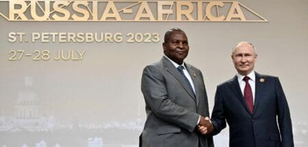 La Centrafrique, l'un des Etats les plus pauvres au monde, est l'un des pays d'Afrique francophone où Paris a vu son influence largement contestée au profit de la Russie ces dernières années, Moscou y proposant une offre sécuritaire en échange généralement d'accès aux ressources locales.