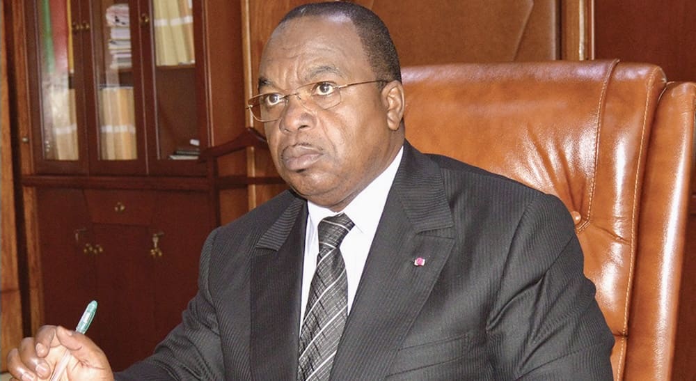 Cameroun | Une réforme controversée de la fiscalité locale Face à la grogne qui monte, le ministère des Finances tente de justifier l’injustifiable : «Cette taxe est perçue en contrepartie des services de base et des prestations rendus aux populations, entre autres, l’éclairage public, l’assainissement, l’enlèvement des ordures ménagères, etc.» tout en précisant que son produit sera affecté en priorité, au financement des infrastructures. Pour Yaoundé, cet impôt vise à renforcer le financement de la décentralisation en procurant des nouvelles ressources financières aux communes. De sa réforme controversée, le gouvernement espère 126,4 milliards de FCFA de recettes supplémentaires.