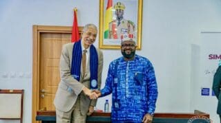 Le 19 novembre 2024, une réunion cruciale a été organisée à Conakry autour du «Cadrage Stratégique du Programme Simandou 2040.» Présidée par M. Djiba Diakité, ministre Directeur de Cabinet à la Présidence et Président du Comité stratégique de Simandou, la rencontre a réuni des représentants de grandes institutions internationales telles que Rothschild, Southbridge, et KPMG, ainsi que des responsables guinéens et des membres du Comité stratégique. Cet échange s'inscrit dans la mise en œuvre du programme Simandou 2040, une initiative ambitieuse visant à transformer la Guinée en un modèle de développement durable pour les 15 prochaines années.