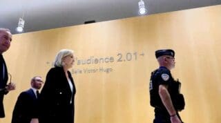 Triple candidate à la présidentielle en France (2012, 2017 et 2022), la dirigeante du Rassemblement national, jugée depuis le 30 septembre avec son parti et 24 autres prévenus, est menacée, si le tribunal suit le réquisitoire, de ne pas pouvoir se présenter aux prochaines élections.