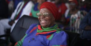 Namibie | L’héritière politique Netumbo Nandi-Ndaitwah se rêve première présidente (Portrait) Le défi est double pour "NNN", figure de la lutte de libération de ce pays d'Afrique australe. Elle doit convaincre à la fois la jeunesse, touchée de plein fouet par un chômage de masse, et la "société plutôt patriarcale" de ce pays d'Afrique australe, décrit à l'AFP John Mendelsohn, auteur d'un Atlas sur la Namibie. "Je ne crois pas que la société namibienne soit prête pour une femme présidente", estime l'analyste indépendante Marisa Lourenço, "même s'il y a eu d'autres exemples ailleurs en Afrique."