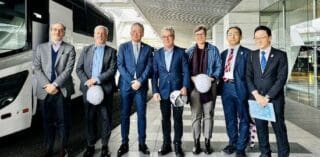 Tribune | Osaka 2025 : le Brésil prend possession de son pavillon Lors de cette cérémonie, le président d'ApexBrasil, Jorge Viana, a reçu les clés du pavillon brésilien à l'Exposition universelle de 2025, à Osaka, au Japon. A cette occasion, deux trottoirs construits par le gouvernement japonais avec des ressources brésiliennes ont été livrés à la structure de base pour soutenir la présence du Brésil à l'exposition universelle.