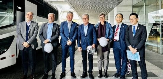 Tribune | Osaka 2025 : le Brésil prend possession de son pavillon Lors de cette cérémonie, le président d'ApexBrasil, Jorge Viana, a reçu les clés du pavillon brésilien à l'Exposition universelle de 2025, à Osaka, au Japon. A cette occasion, deux trottoirs construits par le gouvernement japonais avec des ressources brésiliennes ont été livrés à la structure de base pour soutenir la présence du Brésil à l'exposition universelle.