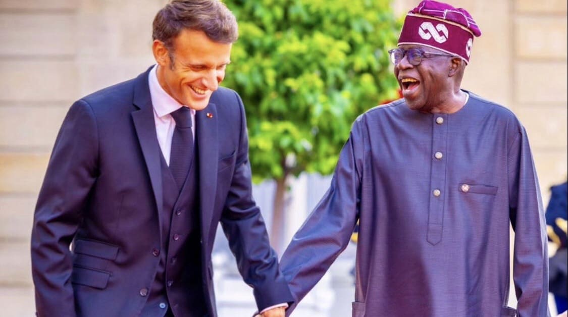 Afrique | La France en quête de partenariats sans passif colonial "Nous avons une politique de porte ouverte et nous voulons que vos investisseurs en profitent", expliquait récemment M. Tinubu sans cacher les ambitions très économiques de ce voyage. Dès son élection en 2017, le président français, partisan d'un "renouveau" entre Paris et le continent africain, avait entrepris de voyager hors de la zone d'influence traditionnelle française, au Nigeria (2018), en Ethiopie (2019) ou en Afrique du Sud (2021), tout en continuant à sillonner les anciennes colonies, notamment le Sahel, où son armée était engagée dans la lutte anti-jihadiste.