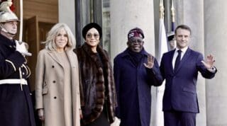 Vendredi, M. Tinubu présidera un forum d'affaires avec le Medef, qui regroupe le patronat français.

Confrontée à la concurrence de la Chine, de l'Inde ou de la Turquie, la France voit son poids dans les échanges avec l'Afrique sub-saharienne diminuer, même s'il reste important. Le Nigeria est pour sa part la quatrième économie d'Afrique en matière de PIB, selon le FMI, après en avoir été la première de 2014 à 2022.
Le Nigeria est le premier pays producteur pétrolier d'Afrique et le groupe français TotalEnergies y est déjà bien implanté, mais la visite d'Etat vise à développer la coopération dans d'autres secteurs comme l'agroalimentaire, les nouvelles technologies, la transition énergétique, la banque.

