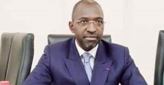 Marché des capitaux | Yaoundé à la peine sur le marché des titres publics Dans le cadre de la gestion active de sa dette, il a ainsi émis de nouveaux titres afin de lever les financements nécessaires au remboursement de tranches échues. Mais, au sortir de cette opération, Yaoundé n’a pu obtenir que quatre milliards de francs CFA, ce qui l’a obligé à recourir à ses fonds propres pour au moins 10 milliards, afin de maintenir la qualité de sa signature. C’est le directeur de la Trésorerie au ministère des Finances, Samuel Tela qui a révélé cette information dans son intervention au cours de la «Finance Week», l’événement qui a rassemblé le 27 novembre dernier, la fine fleur de la finance de la zone Cemac (Cameroun, Congo, Gabon, Guinée équatoriale, Tchad et RCA) à Yaoundé, autour du thème «marché domestique des capitaux : un levier de croissance économique.»
