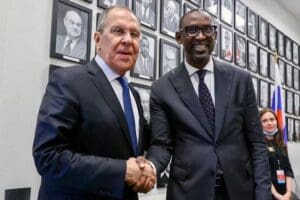 Depuis plusieurs années, la Russie, qui fut un acteur incontournable en Afrique à l'époque soviétique, pousse ses pions dans les pays africains, qui ne se sont pas laissés convaincre par l'Occident de s'associer à ses sanctions contre Moscou.