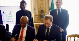 Banque | Visite d’Etat du Président Bola Ahmed Tinubu en France : UBA implante sa succursale pour l’Europe à Paris Cet accord marque un soutien significatif du gouvernement français au développement des opérations bancaires complètes de UBA en France. Indique le communiqué de United Bank for Africa (UBA). «Ce partenariat renforce notre engagement à fournir des services bancaires internationaux fluides à nos clients, non seulement dans les 11 pays africains francophones que nous desservons, mais aussi pour l’ensemble de l’Afrique, ainsi que pour les clients français et européens effectuant des transactions avec l’Afrique“, a déclaré Tony Elumelu lors de la cérémonie de signature. I