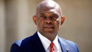 Nigeria | United Bank for Africa muscle ses fonds propres Cette opération sera effectuée selon les modalités suivantes : l'émission de 6,84 milliards de nouvelles actions réservées aux actionnaires actuels au prix unitaire de 35 nairas, et la distribution d’une nouvelle action pour cinq actions détenues. Dans une lettre adressée aux actionnaires, le Président du groupe UBA, Tony Elumelu a révélé que cette transaction faisait partie d'un programme de recapitalisation plus large de 400 milliards de nairas, approuvé lors de l'Assemblée générale de la banque en mai 2024. «Au-delà de la conformité réglementaire, cet argent frais permettra d'accroître la capacité de prêt du groupe, d'investir dans les infrastructures numériques, de soutenir les pratiques commerciales durables et d'étendre les opérations africaines du groupe», souligne le président d’United Bank for Africa.