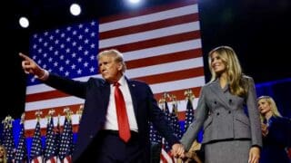 Présidentielle américaine | Trump signe un retour historique à la Maison Blanche Le come-back du républicain est d'autant plus extraordinaire que sa troisième campagne a été marquée par deux tentatives d'assassinat, quatre inculpations et une condamnation au pénal. Comme en 2016, sa victoire a été nette et rapide, l'ancien président raflant en une poignée d'heures les deux Etats disputés de Caroline du Nord et de Géorgie, avant que la Pennsylvanie ne lui serve de tremplin, et que le Wisconsin ne vienne enterrer les derniers espoirs de la démocrate Kamala Harris.
