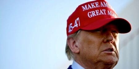 Donald Trump a déclaré vendredi 7 mars 2025 faciliter l'accès à la citoyenneté américaine pour tout fermier sud-africain qui souhaiterait immigrer aux États-Unis, en raison selon lui du traitement «horrible» imposé par le gouvernement sud-africain. Le président américain n’a toutefois pas précisé si la mesure serait réservée aux Afrikaners, les descendants des colons européens.
