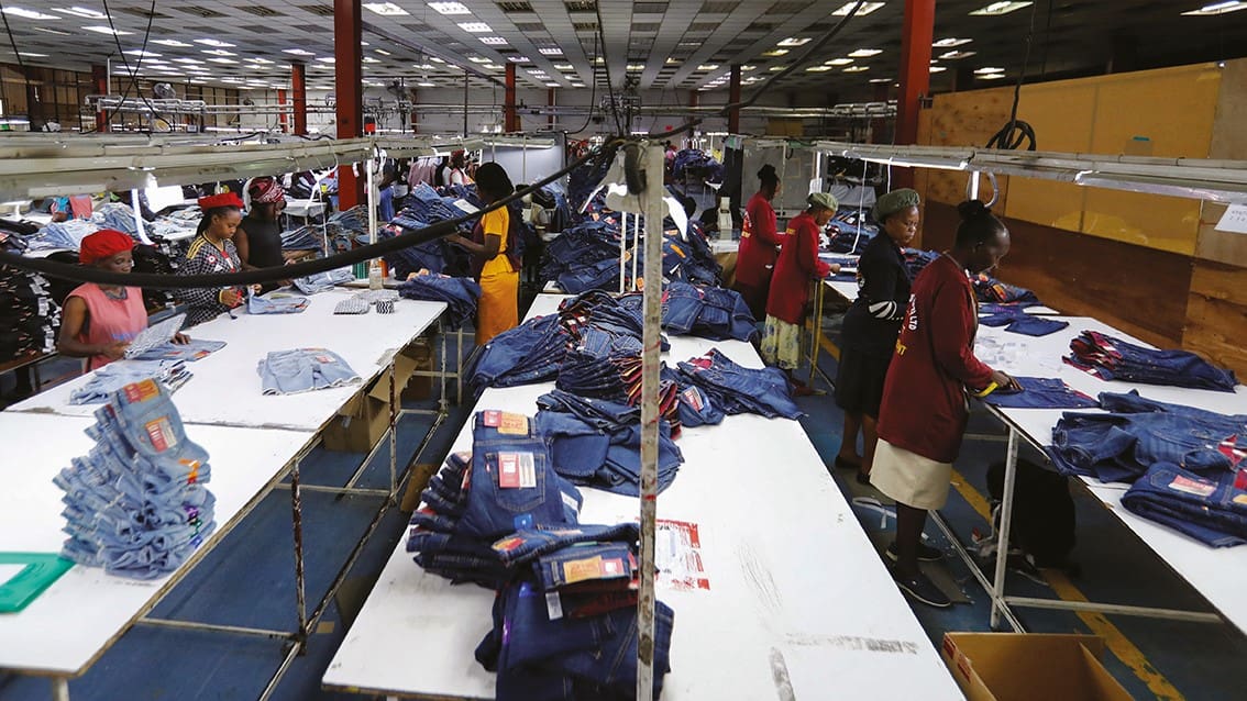 Des travailleurs kenyans vérifient les vêtements fabriqués pour l'exportation dans l'usine de la United Aryan Export Processing Zone (EPZ), régie par la loi américaine sur la croissance et les opportunités en Afrique (AGOA), dans le district de Ruaraka, à Nairobi, au Kenya.