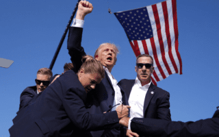 Aux Etats-Unis, Donald Trump, bien que dépeint par ses opposants comme un danger pour la démocratie, a remporté le 5 novembre une victoire sans appel face à la démocrate Kamala Harris, propulsée candidate dans l'urgence en juillet après le retrait du président sortant octogénaire, Joe Biden. Alors que les sondages prédisaient un résultat serré, Donald Trump a décroché les sept Etats censés être les plus disputés, et est le premier président républicain depuis 20 ans à remporter le vote populaire. Il contrôle aussi l'ensemble du Congrès.