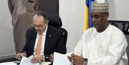 Pour N’Djamena, le projet vise à renforcer l’infrastructure logistique du pays afin d’intensifier les échanges transfrontaliers, mais aussi, à apporter une réponse structurelle au désenclavement du pays. Compte tenu des risques sécuritaires que font peser des groupes armés (dont Boko Haram) sur le corridor avec le Cameroun, une véritable aorte pour l’économie tchadienne, cette diversification des sources d’approvisionnement est vitale pour N’Djamena.