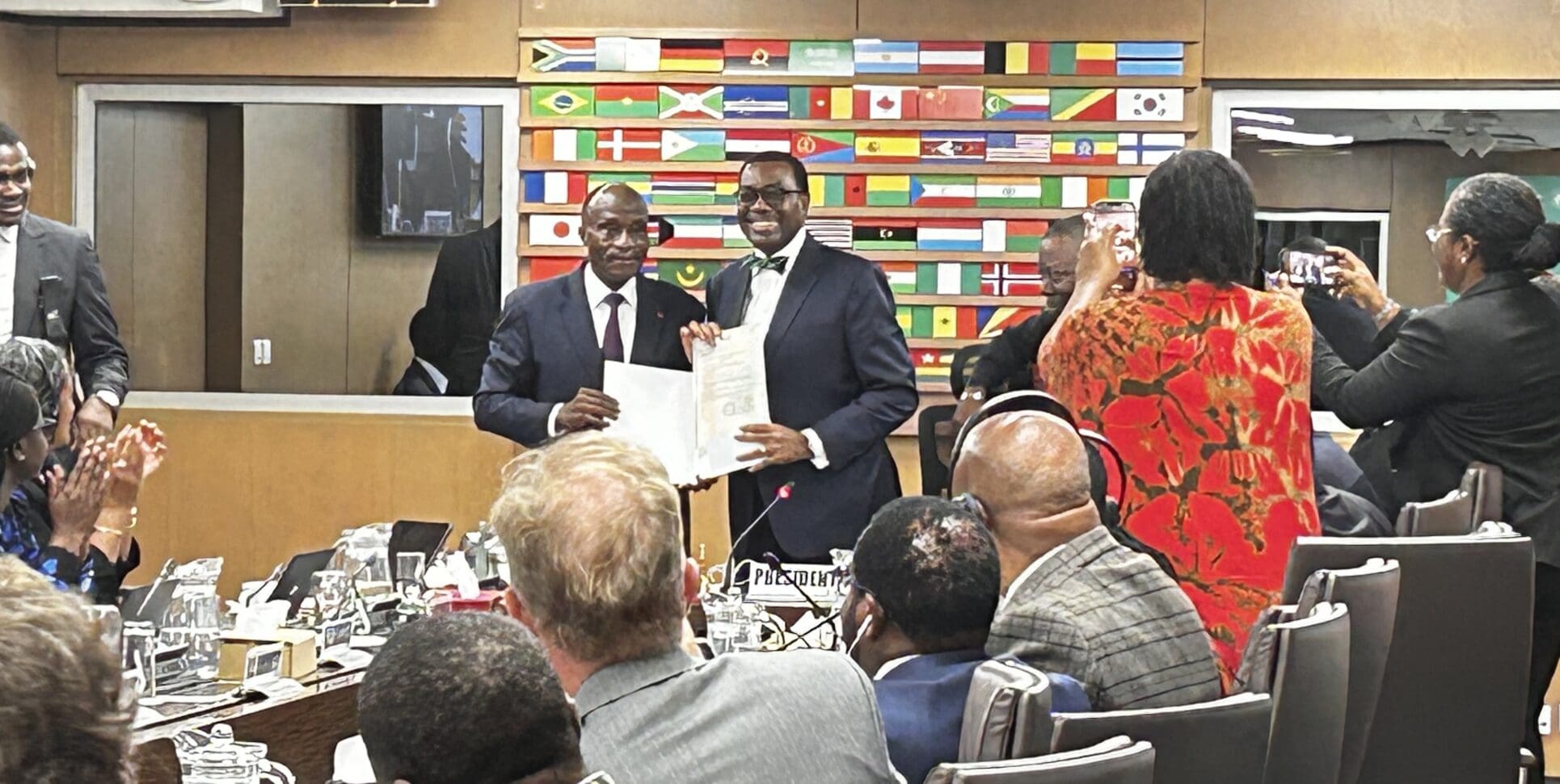 Les conseils d’administration du Groupe de la Banque africaine de développement ont approuvé hier la proposition de la direction de la Banque pour la construction d’un bâtiment moderne et à la pointe de la technologie destiné à accueillir son siège social à Abidjan, capitale économique de la Côte d’Ivoire.