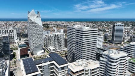 Cette tournée ouest-africaine, qui fera étape à Dakar (les 16 et 17 décembre), et à Abidjan (les 18 et 19 décembre), vise à mettre en lumière les opportunités d’affaires qu’offre le continent africain, tout en ouvrant la voie à des partenariats prometteurs. Cet événement offre également aux journalistes économiques et financiers sénégalais et ivoiriens une opportunité exclusive de rencontrer des dirigeants d’entreprises internationales basées à Casablanca Finance City, dont les projets de développement contribuent à façonner l’avenir économique du continent.