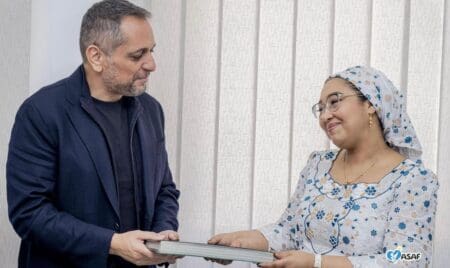 Écrivaine émérite et maintes fois primée notamment pour son livre “Les impatientes” qui a reçu le prix Goncourt des Lycéens 2020, Djaili Amal Amadou a consacré sa carrière à s’engager et à lutter contre les violences faites aux femmes et l’accès à l’éducation pour tous, en particulier pour les jeunes filles.