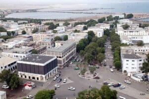 Ilot de stabilité prisé dans une région troublée, ce petit pays d'Afrique de l'Est est situé face au Yémen, à la sortie de la mer Rouge, dans le détroit de Bab-el-Mandeb où transite une grande part du commerce mondial entre Asie et Occident.